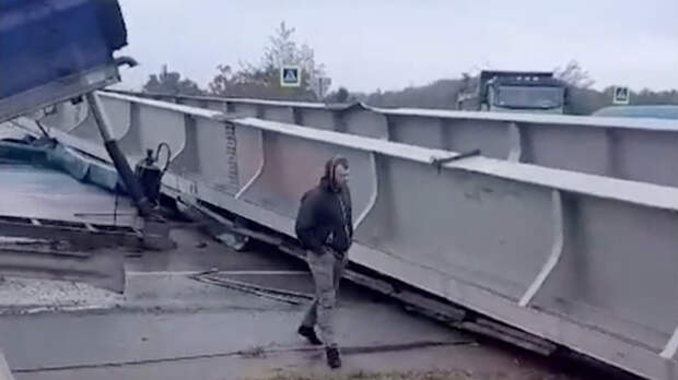 В Приморье самосвал снес пешеходный виадук. Видео