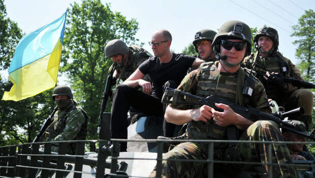 Премьер-министр Украины Арсений Яценюк фотографируется с американскими военными во время совместных учений. Архивное фото