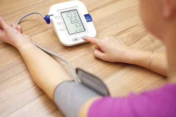 Woman is taking care for health with hearth beat monitor and blood pressure Фото со стока - 43132927