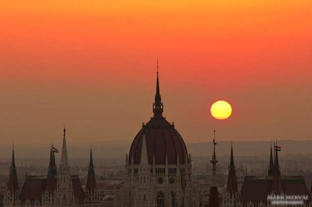 Яркий восход солнца над Будапештом