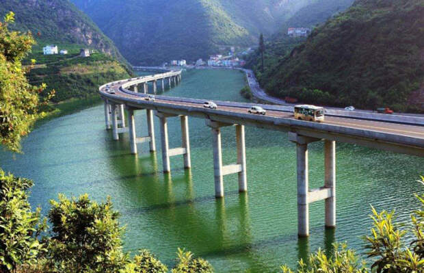 В Китае новый мост-шоссе пустили прямо по руслу реки Ох уж этот Китай, мост, река, сохраним природу
