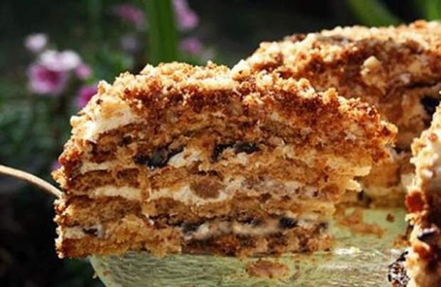 Торт «Медовик» со сметанным кремом и сухофруктами