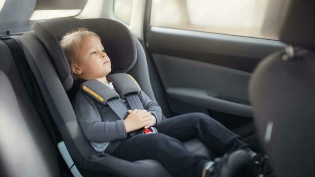 Ребенок в автокресле / Изображение сгенерировано нейросетью