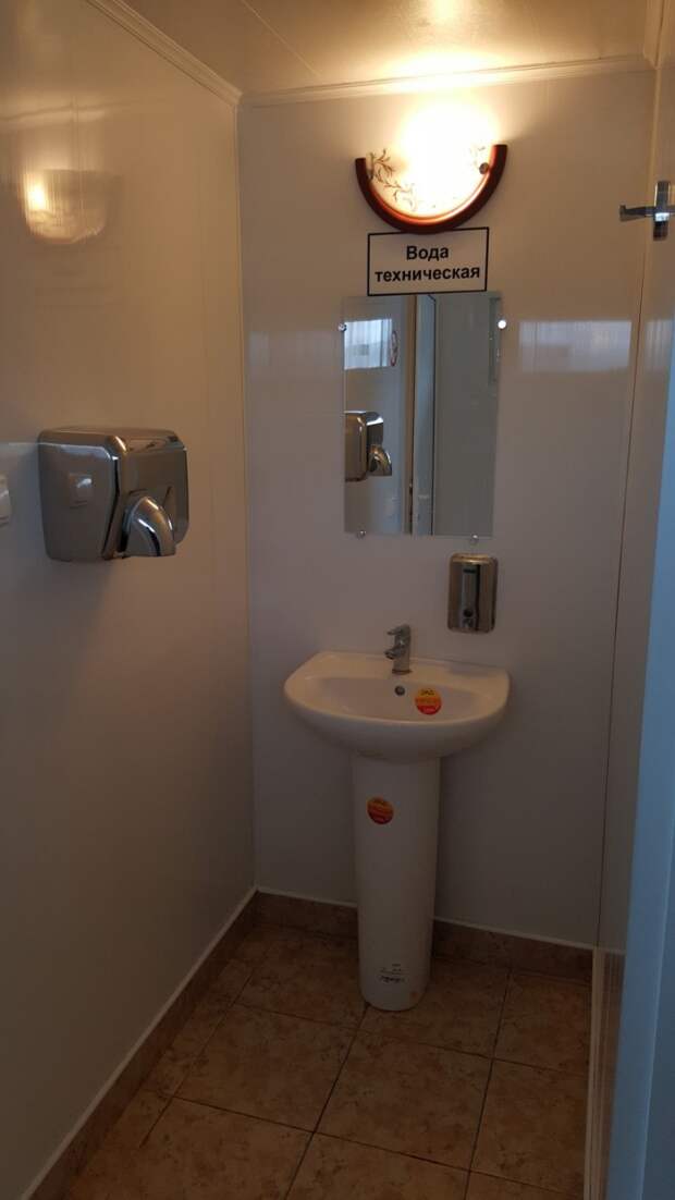 Все работает, и что характерно,есть горячая вода(!!!) Многие общественные туалеты в Москве не имеют подобных вещей!!!  Трасса М4, дон, халява