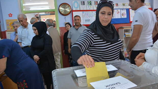 Сирийцы голосуют на досрочных президентских и парламентских выборах на избирательном участке в Мерсине, Турция. 24 июня 2018