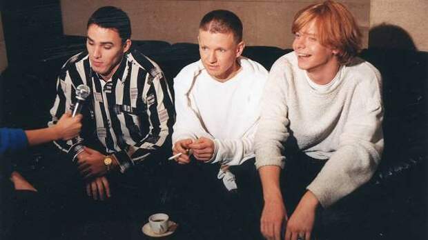 4 сентября 1998 года умер солист группы «Иванушки International» Игорь Сорин (на фото в центре). 1 сентября он выбросился с шестого этажа жилого дома. В больнице, куда был доставлен Сорин, ненадолго придя в сознание, он сообщил врачам, что прыгнул в окно сам, по своей воле и без чьей-либо помощи. Артисту было 28 лет