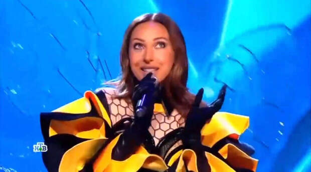 Певица Алсу в образе Пчелы первой покинула «Маску» в финале шоу