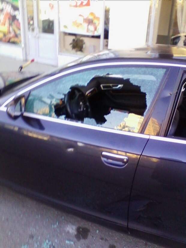 В СПб топором зарубили Audi В СПб топором зарубили Audi авто, вандализм, месть, парковка