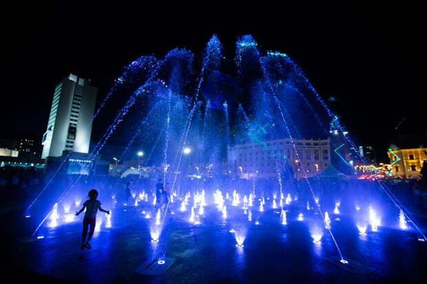 Во Владивостоке вновь заработал фонтан на центральной площади