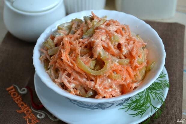 Салат с корейской морковью, крабовыми палочками и горошком