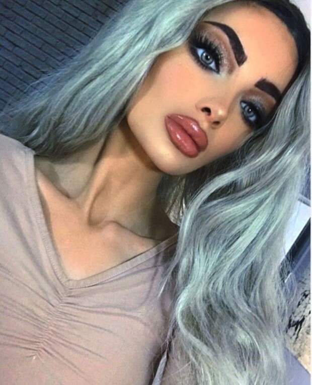 22-летняя визажист сделала себе рыбьи губы за 00 и стала объектом насмешек