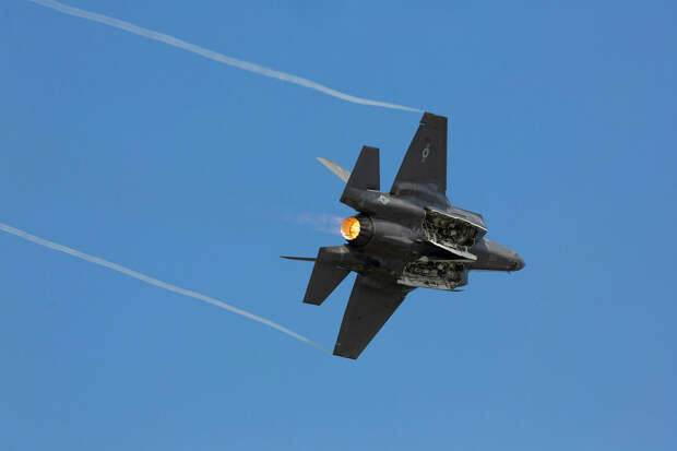 Молния поразила в полете два американских истребителя F-35B