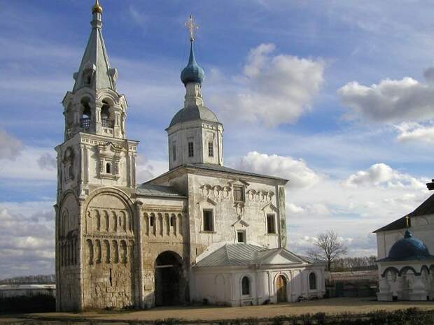 Храм Рождества Богородицы и остатки палат Андрея Боголюбского (ниже шатра колокольни)