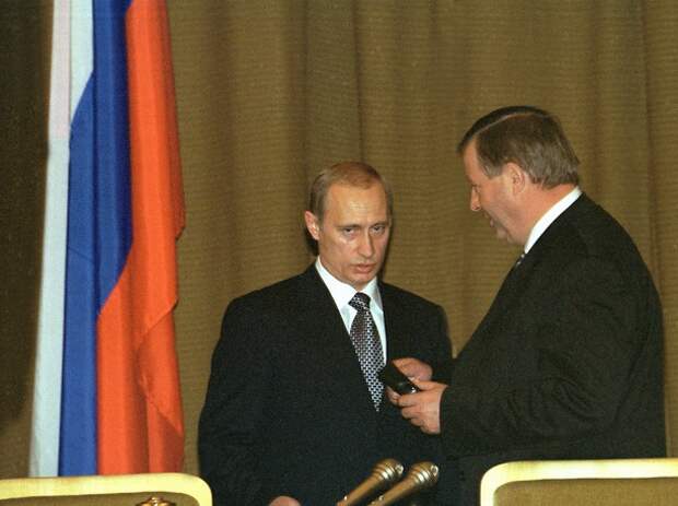 Первое послание Владимира Путина было оглашено 8 июля 2000 года. Перенос выступления с начала года на середину был связан с президентскими выборами. Вновь избранный глава государства выступал 48 минут. Он, в частности, говорил о борьбе с теневой экономикой, ужасающей демографической ситуации. На фото: Владимир Путин и спикер Госдумы Геннадий Селезнев после оглашения послания, 8 июля 2000 года