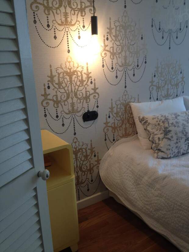 Спальня в скандинавском стиле, отделка стен обои, люстры на обоях