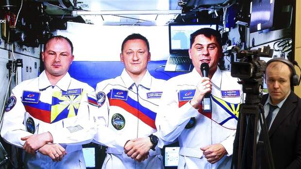 Космонавты «Роскосмоса» с борта МКС поздравили россиян с Днём космонавтики