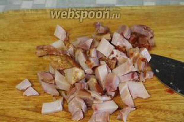 Копчёного цыплёнка нарезать кубиком. 