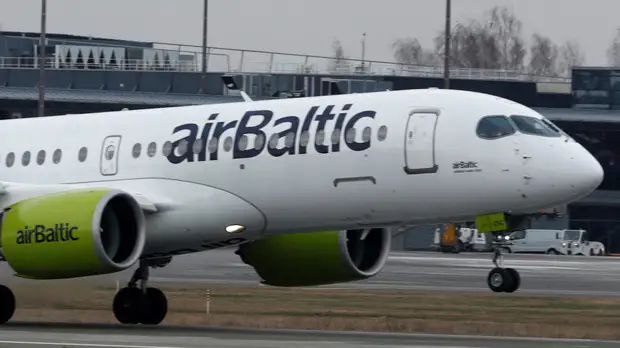 В Риге самолёт съехал с маневровой дорожки в аэропорту