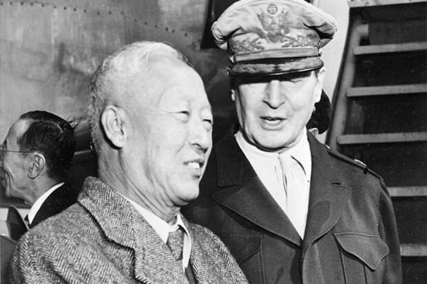 Генерал Макартур и Ли Сын Ман, 1948. Фото: AFP / East News