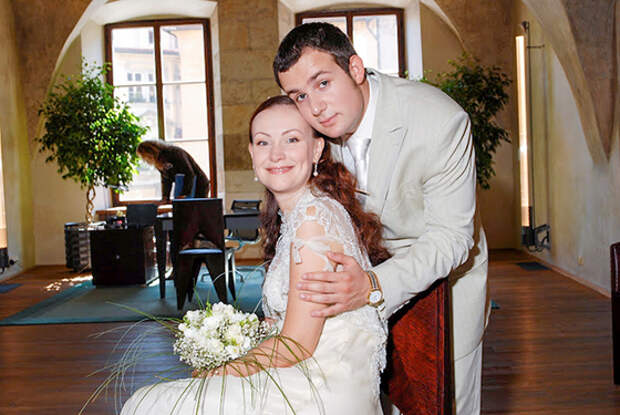 Нонна Гришаева вышла замуж за актёра Александра Нестерова в 2006 году
