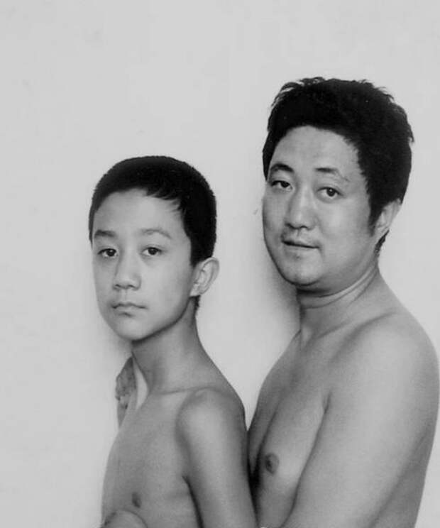 отец и сын фотографировались 30 лет вместе 