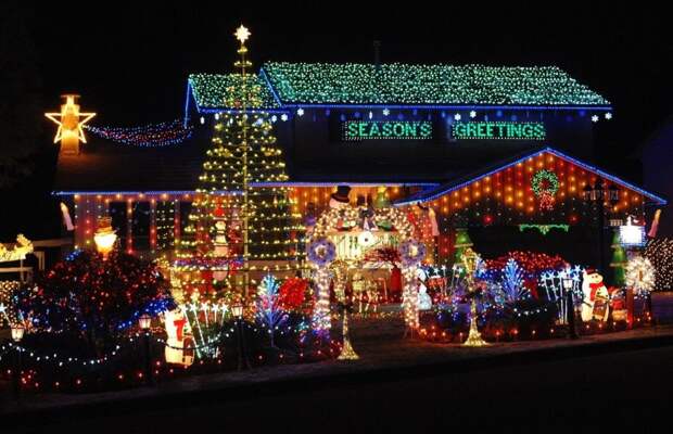 Победитель рождественского освещения своего дома в Ванкувере, Канада.