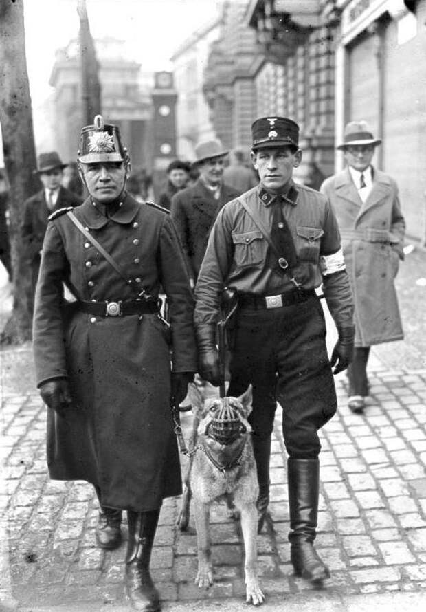22. Кадровый полицейский (слева) и "вспомогательный" при патрулировании улиц Берлина, 1933 век, мир, прошлое, снимок, событие, странность, фотография