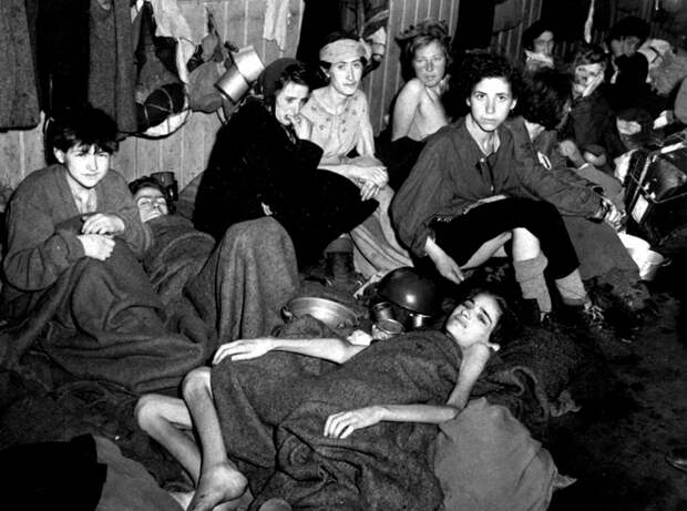 Все ужасы концлагеря Берген-Бельзен в редких архивных фотографиях
