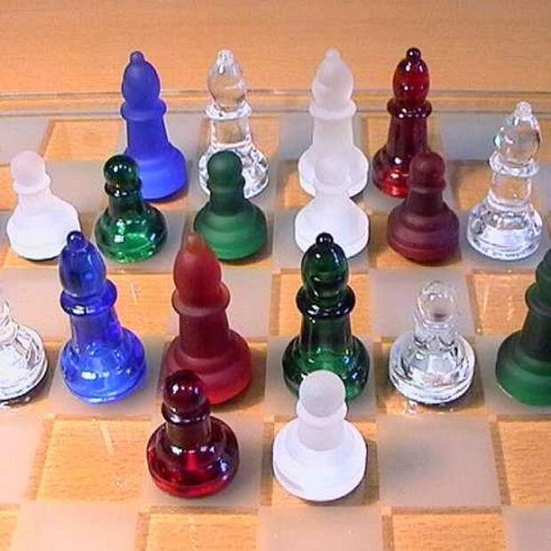 Цветные шахматы из стекла