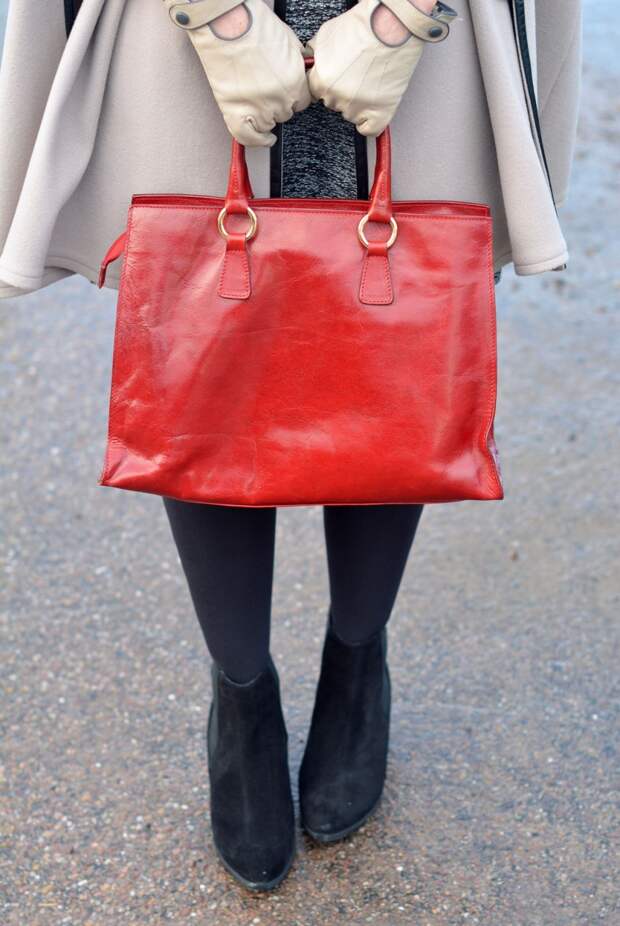 Winter Style | Camel cape, red tote, black tights