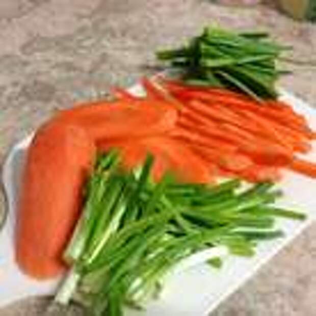 Морковь и зеленый лук режем как на картинке, соломкой. Южные корейцы также часто используют редьку вместо моркови или равные их части. Я люблю так)) так "наряднее"))