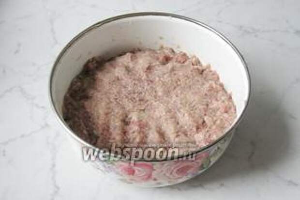 Фарш посолить и поперчить по вкусу, тщательно перемешать. Я ещё всегда взбиваю фарш блендером.