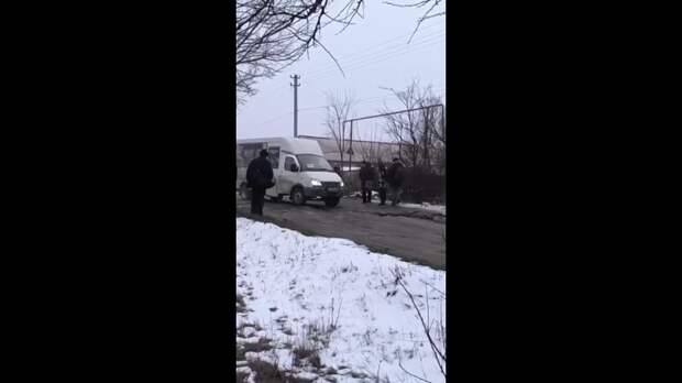На Углегорском шоссе дорога настолько плохая, что маршрутку приходится выталкивать всей толпой https://t.me/webmoney_dn/315028Video: Клип