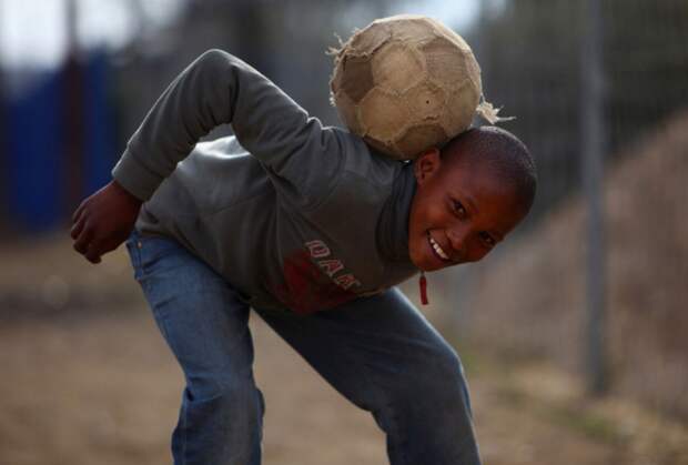 ребенок с мячом, фото