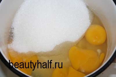 Наполеон с изюмом и заварным кремом.