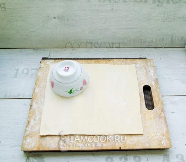 Вырезать заготовки из теста