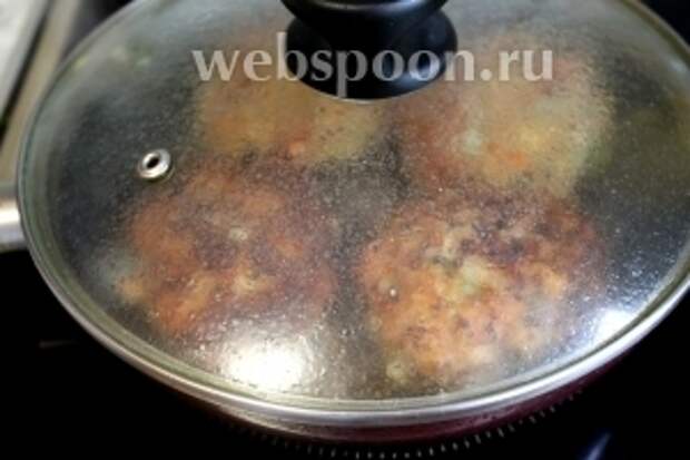 Накрыть котлетки крышкой и дожарить до готовности под крышкой.