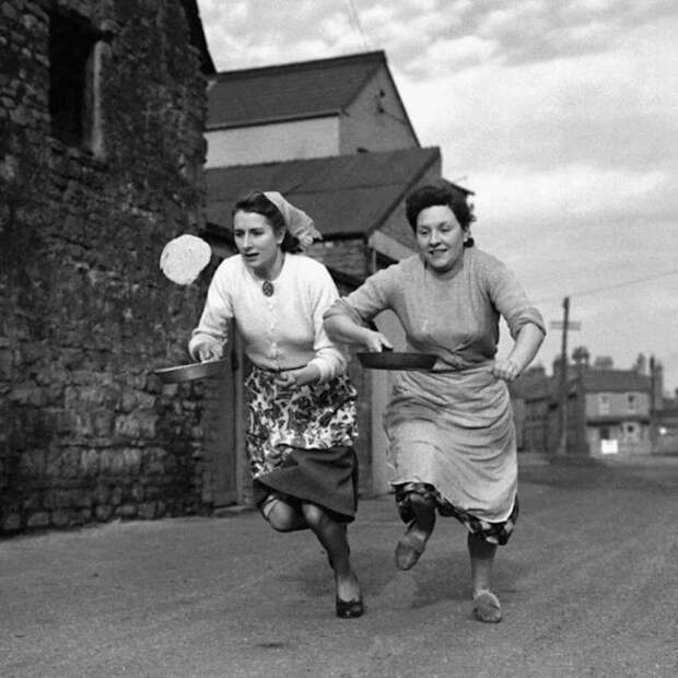Тренировка перед ежегодной гонкой с блинами, Великобритания, 1950-е.   люди, редкие, фото