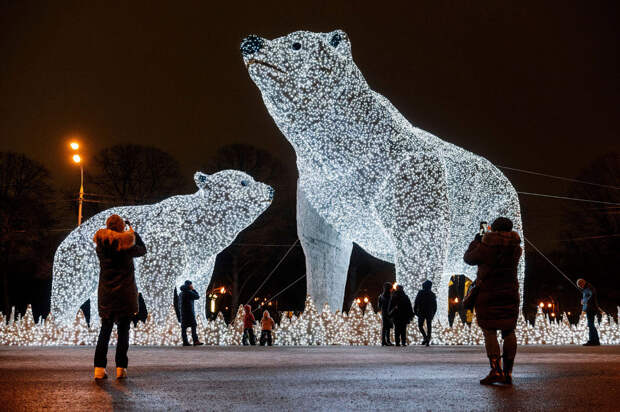 Новогодние световые инсталляции в парке Горького в Москве