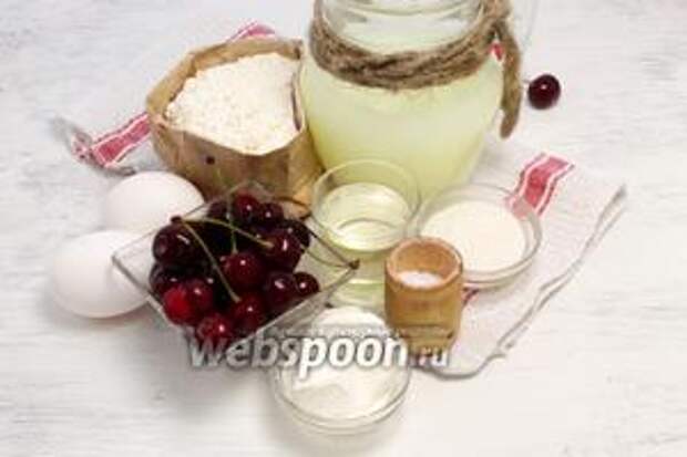 Необходимы такие продукты: мука, сыворотка, яйца, щепотка соли, большая горсть ягод, растительное масло любого сорта, густая сметана.