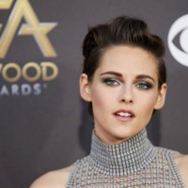 Kristen Stewart Blue Eyes Makeup and thin lips