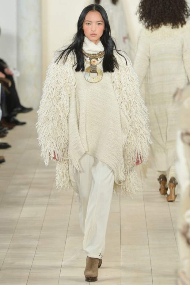 Ralph Lauren осень-зима 2015-2016, NYFW, knitwear, Неделя моды, вязана мода, белое вязаное пончо с бахромой (фото 17)