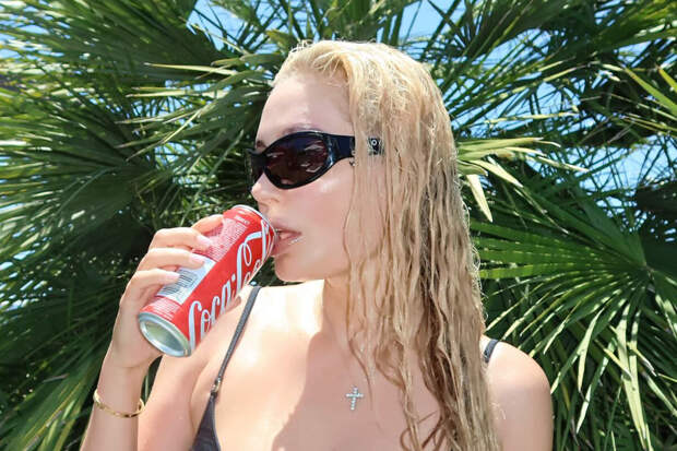 Актриса Наталья Рудова показала фигуру в крошечном бикини