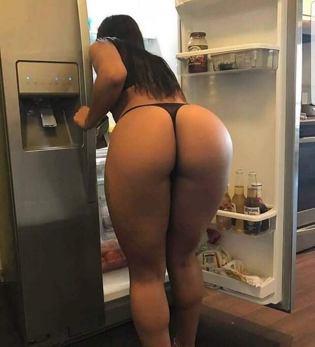 Красивые девушки прогибают спины
