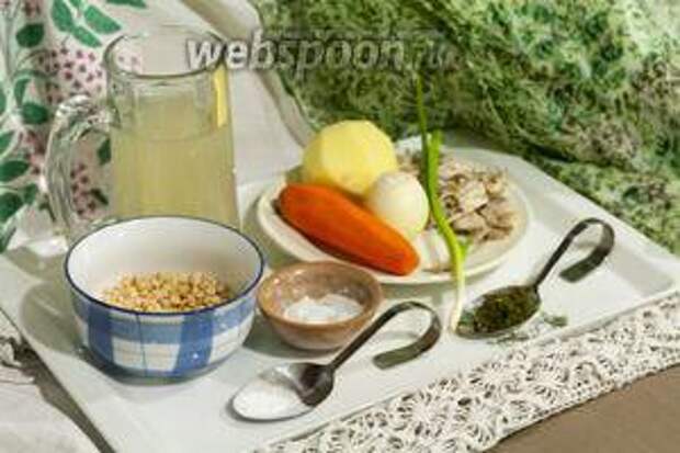 У нас готов бульон из домашней курочки без кожи. Также достанем лучшие куски мяса из этого бульона, чтобы их нарезать в суп для малыша. Овощи вымыты, очищены и бланшированы.