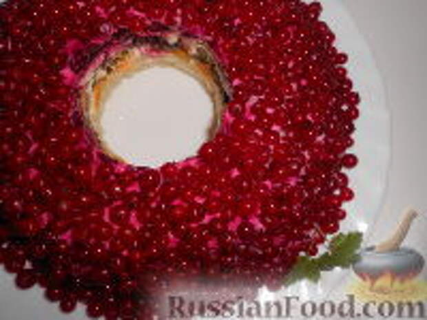 Фото к рецепту: Слоеный салат с курицей и красной смородиной