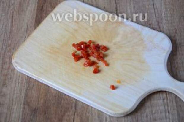 Маринованный перец чили, измельчаем.