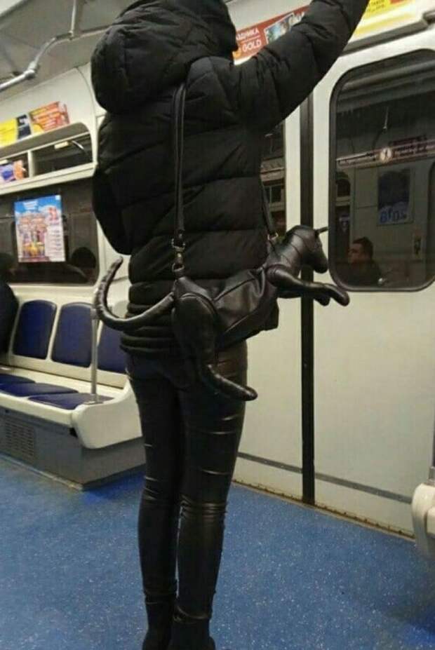 девушка с сумкой в виде кота