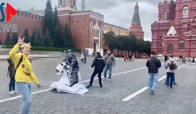 На Красной площади в Москве развернули баннер «Свободу Навальному! Путина в тюрьму!»