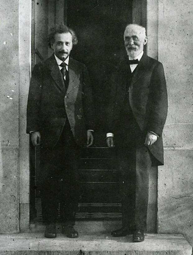 18. Альберт Эйнштейн и Хендрик Антон Лоренц, Лейден, 1921 год история, фото